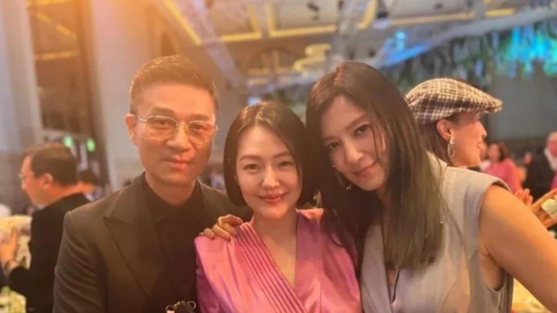 萧敬腾婚礼内场：51岁新娘生图太年轻，女宾客和新郎合影惹争议！