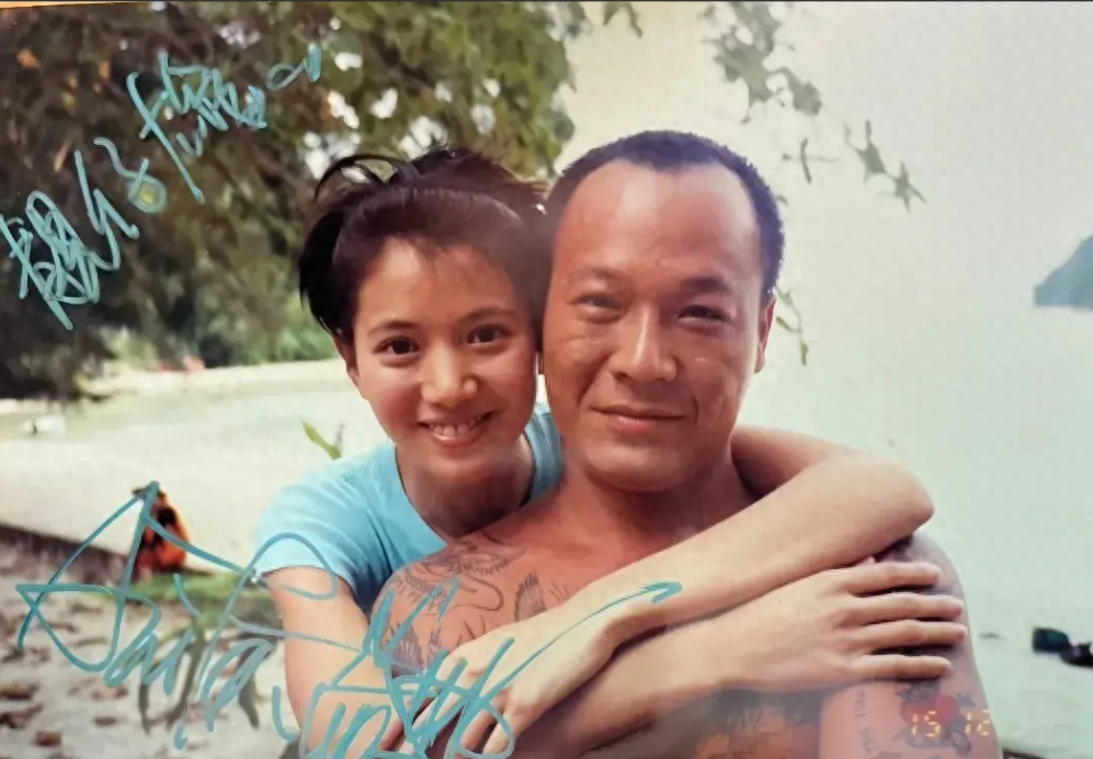 惹争议!吴志雄晒与袁咏仪20年前的亲密合照,评论区已沦陷