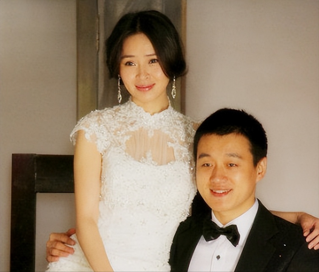 36岁王真儿,42岁于明加,45岁秦岚,还是天然脸更胜一筹