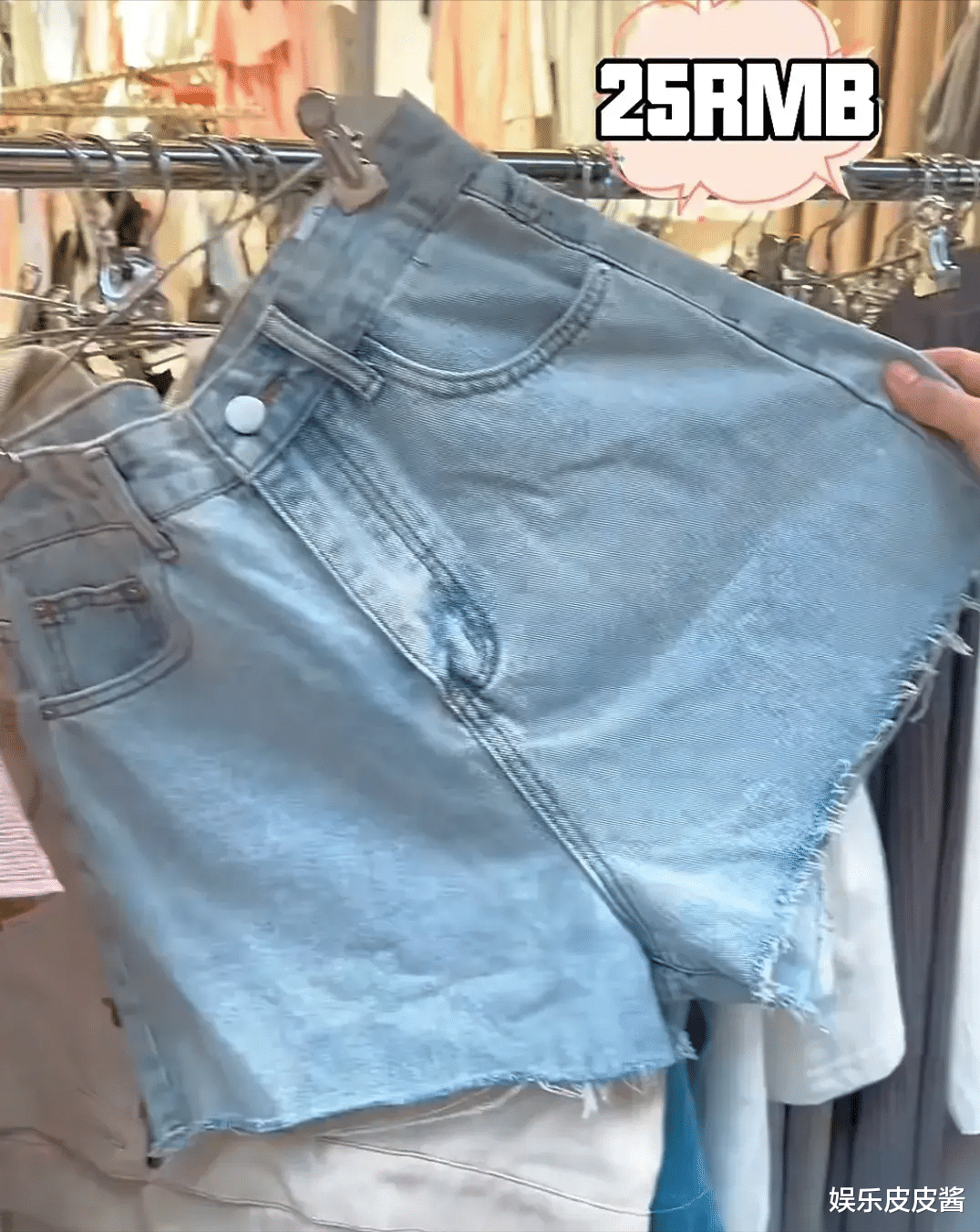 56岁伊能静带女儿回娘家!母女逛街吃路边摊,背影如同姐妹