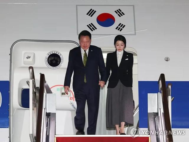 整容魔咒！52岁韩国第一夫人：娃娃脸憔悴，身形佝偻，压力山大