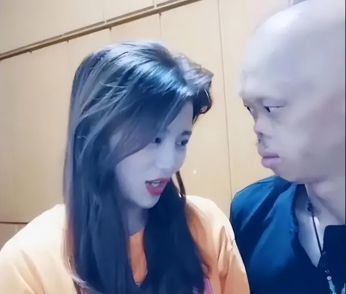 癞蛤蟆专吃天鹅肉!“妖魔”演员李平安,长相怪异却得“美艳”妻