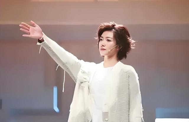 万茜自曝上学时没人追,看了她的校服照后,网友:这谁敢追啊!