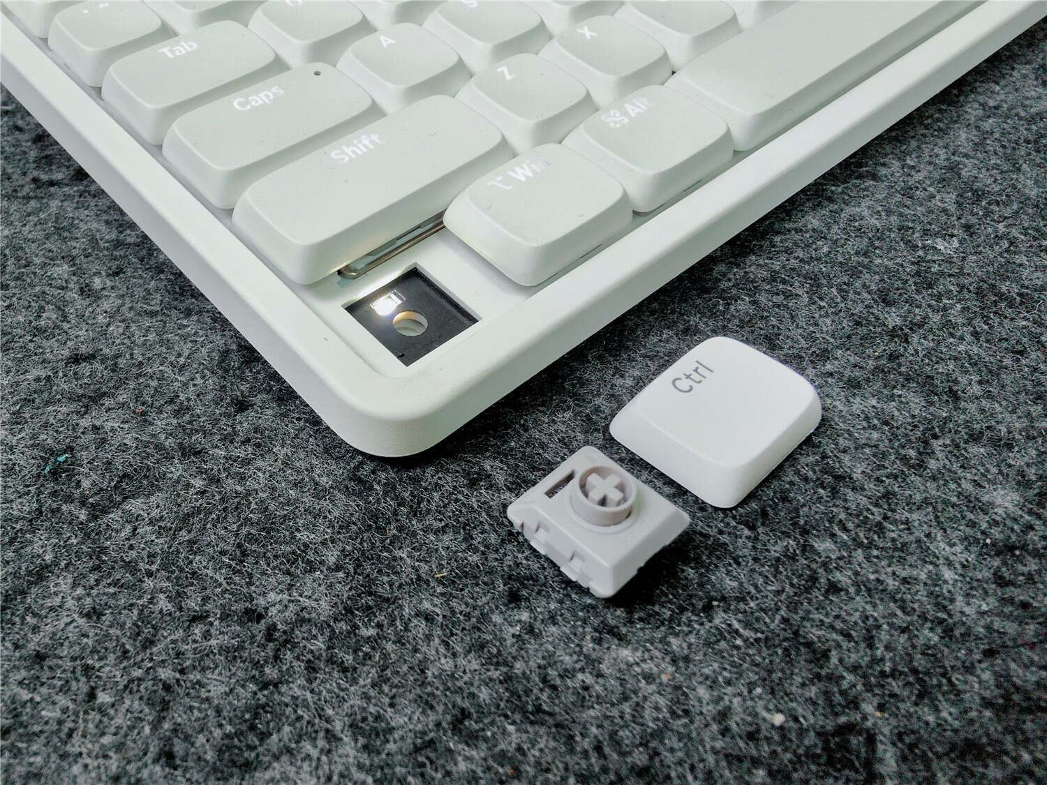 洛斐小顺青春版矮轴机械键盘评测:高性价比之选,轻薄与舒适并存