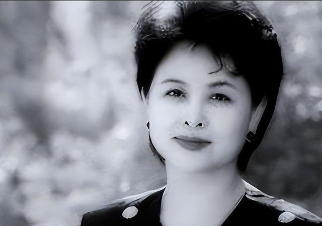 她是央视主持人,退休五个月在儿子家离世,临终26字遗言令人深思