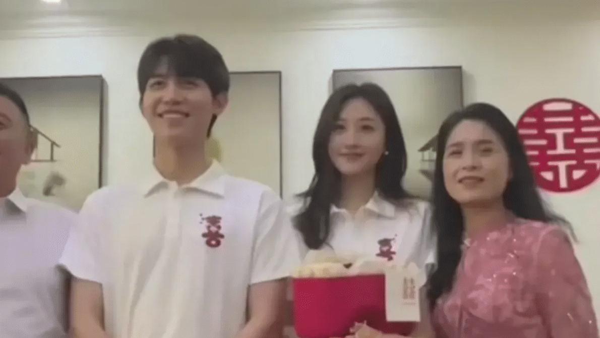 邯郸小伙追星成功，女明星皮肤白嫩，网友称；他皮肤白到发光