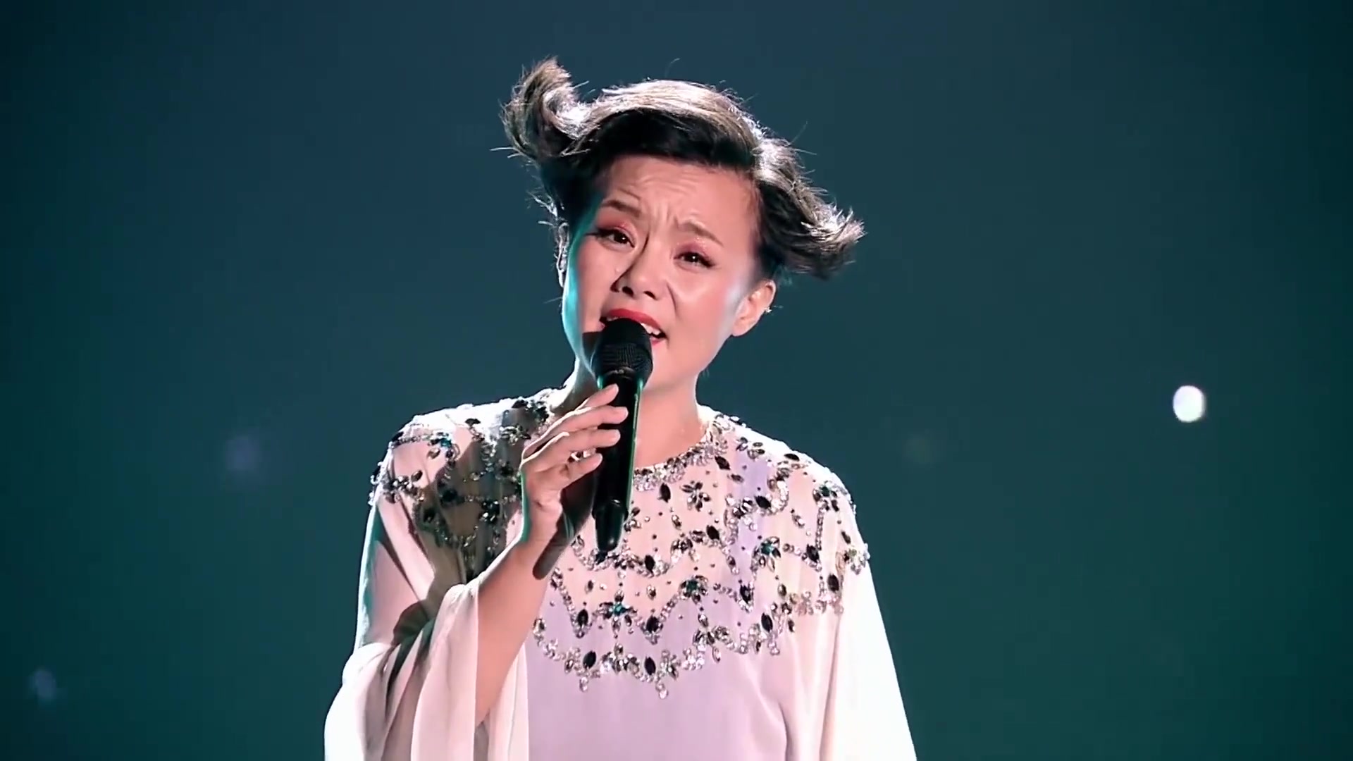 被造型师耽误的"国家队"歌手——龚琳娜