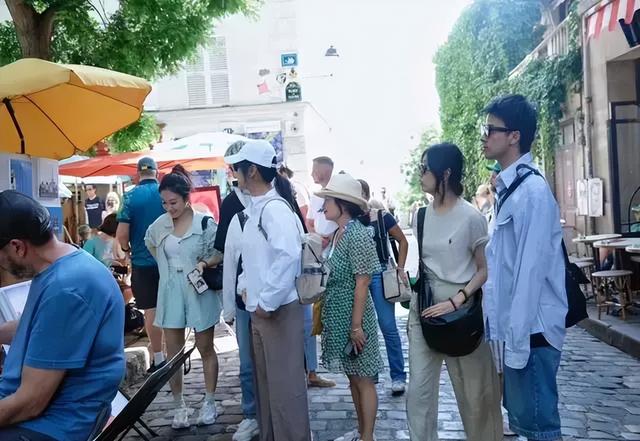 笑不活了,贾玲被发现又胖了,拍完照称记得给P一下,评论区炸了