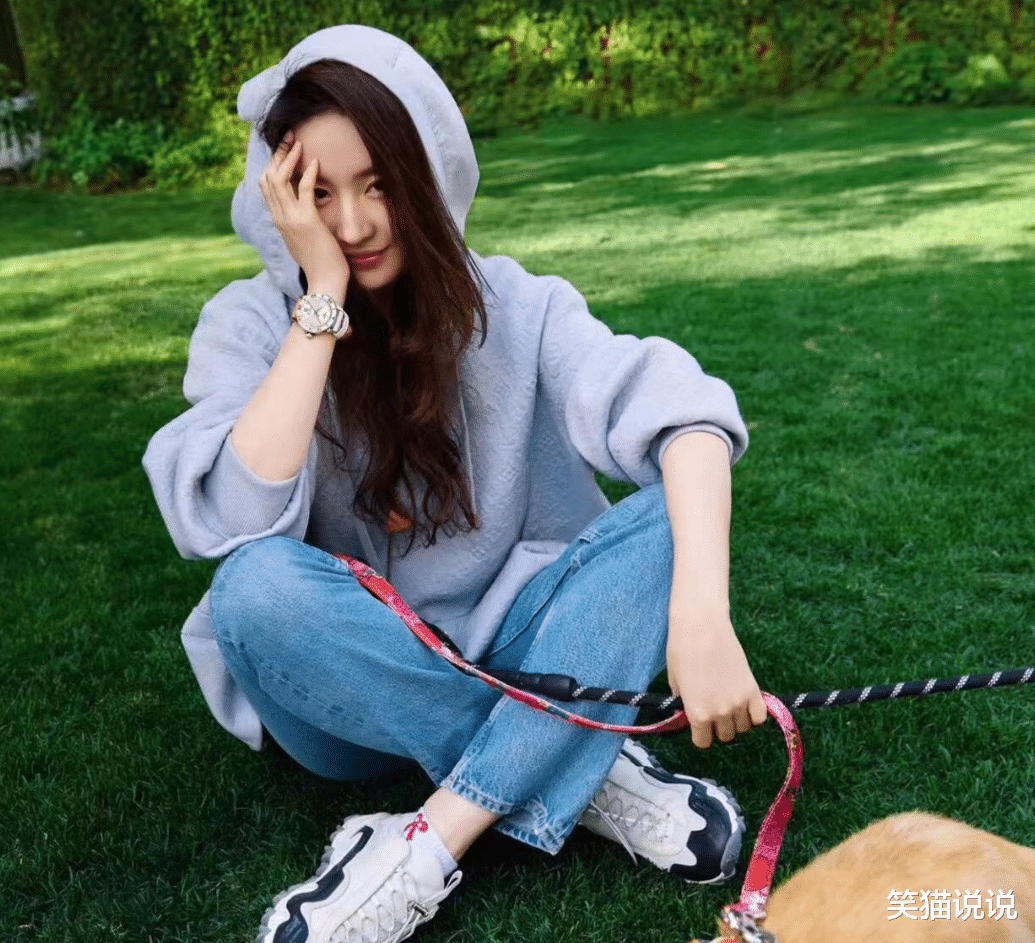 刘亦菲晒春游照，草地上席地而坐好自在，与爱犬合照好悠然