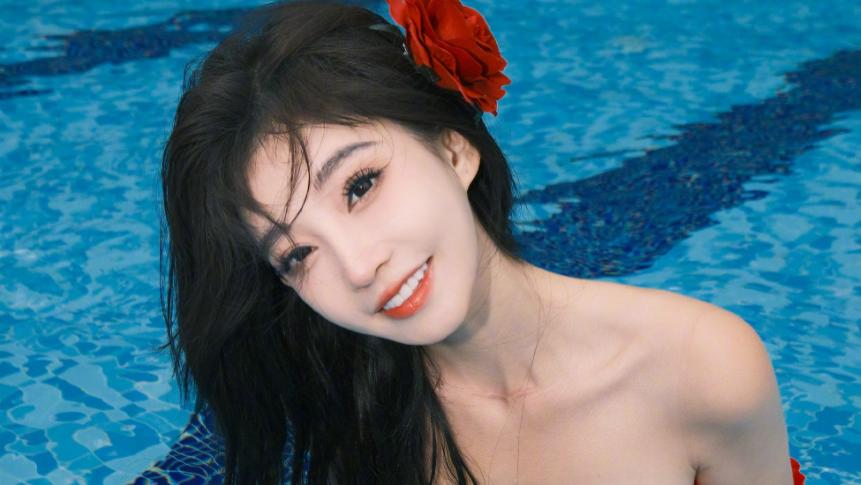 冯提莫再晒泳装美照，因腰线冲上热搜，网友：热搜肯定是买的