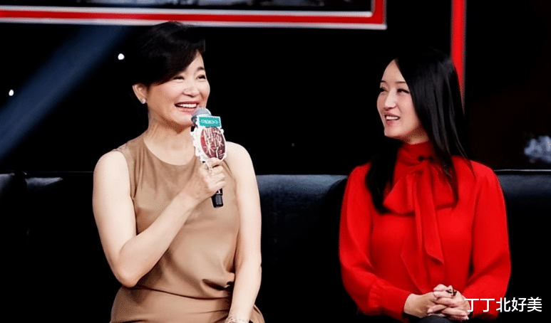 69岁林青霞太显年轻!穿咖啡色连衣裙录节目,剪了短发嫩得像48岁