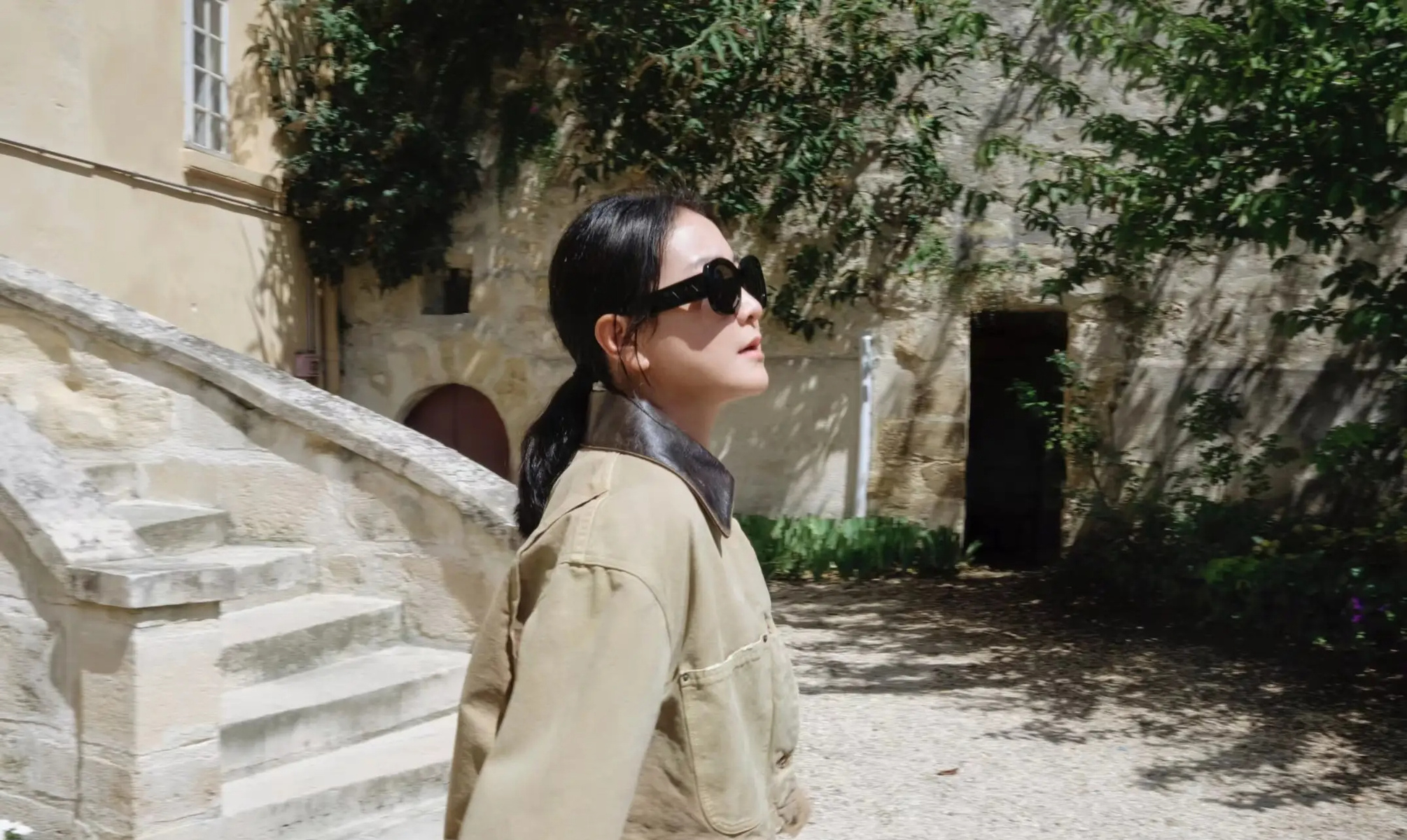 贾玲近照曝光,穿经典风衣赶飞机,身形发福腰身显粗,传复胖20斤