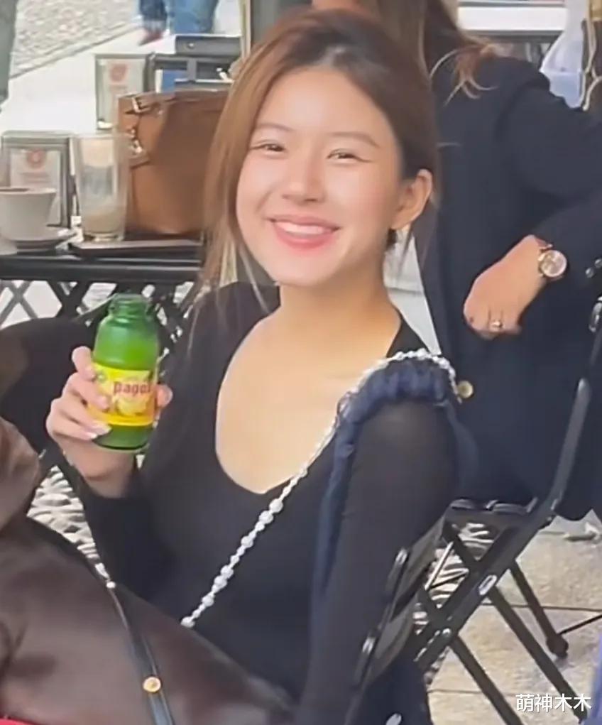 保质期太短？赵露思最新素颜照填充痕迹明显，离开精修油腻又浮肿