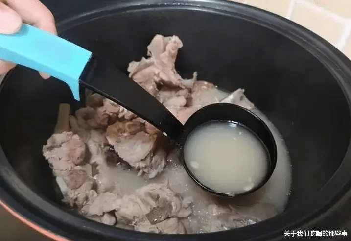 炖骨头汤时，牢记只用2种调料，骨汤浓白鲜香无腥味，3碗不够喝