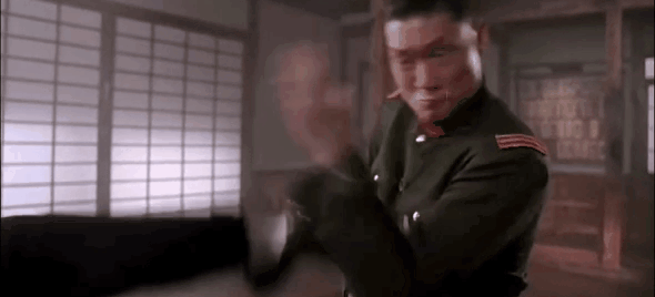 周比利66岁生日!穿西裤踢腿开心与妻子热吻,定居加拿大无儿无女