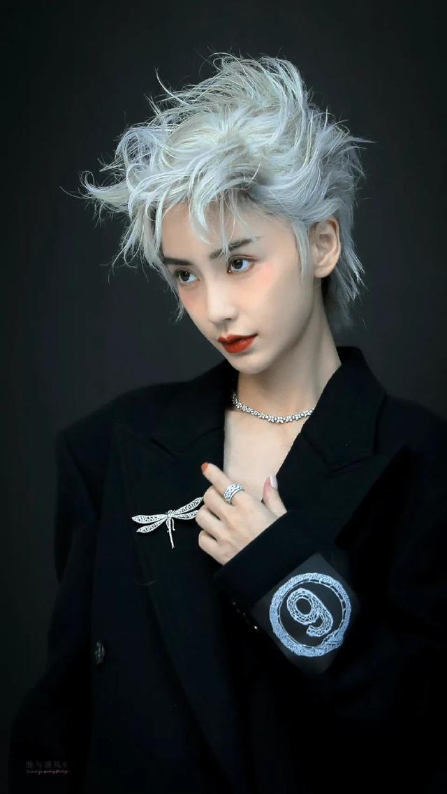 Angelababy短发写真 帅气美已经夸腻了