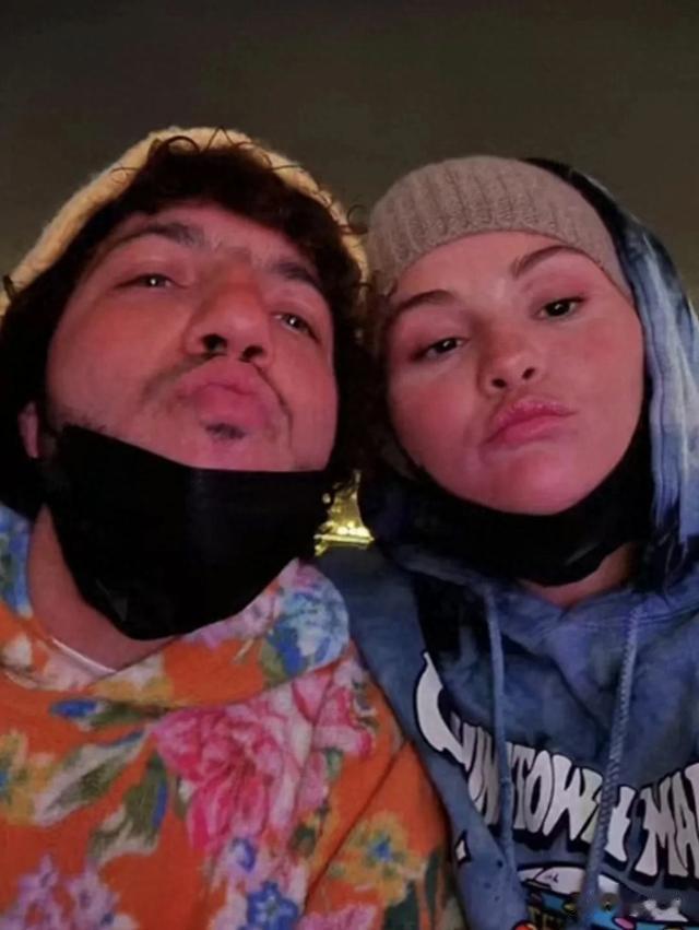 赛琳娜和霉霉不愧是好姐妹,两人都不约而同的长得越来越像男友了