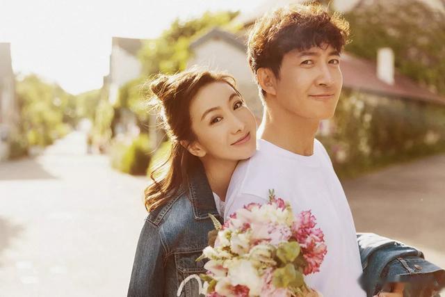 46岁王阳上海街头溜达被偶遇,穿着简单朴素,锅盖头发型引热议