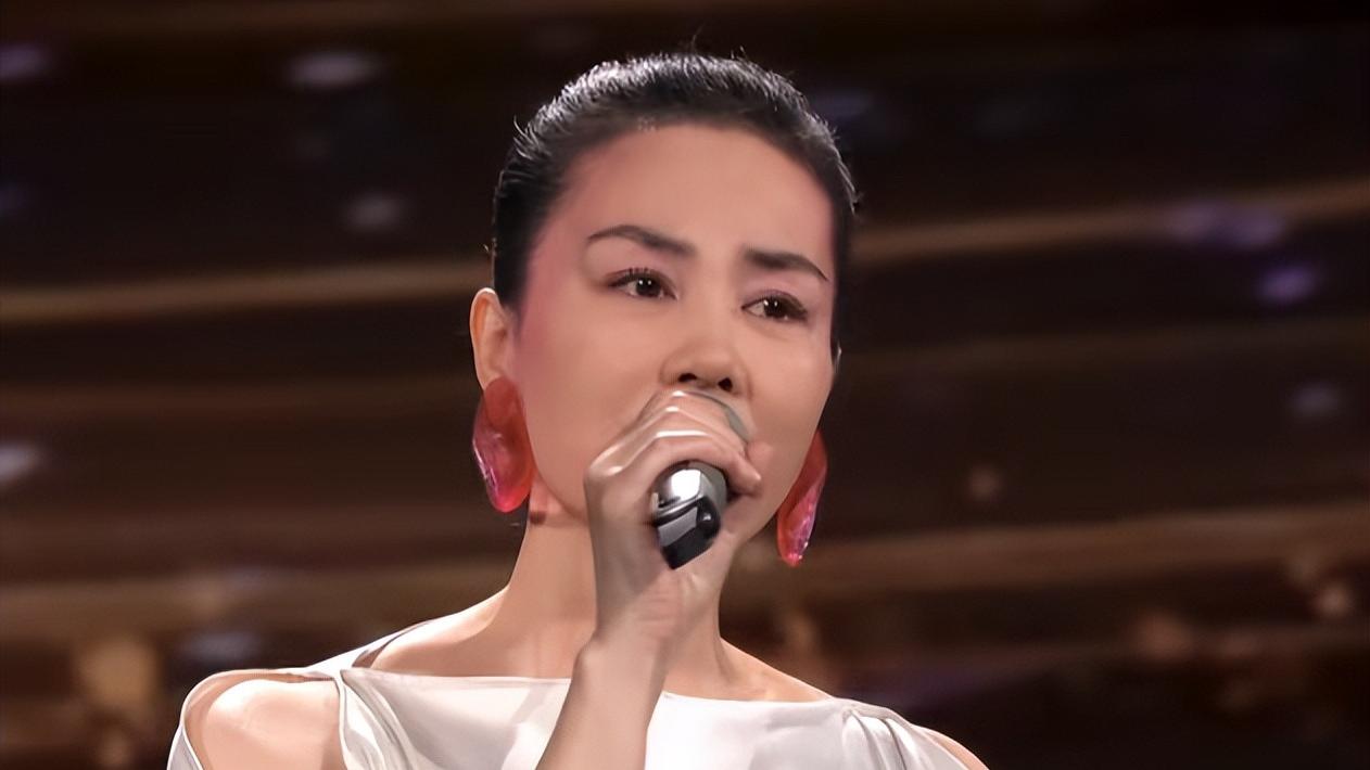 蛇年春晚镜头下的中年女星，一眼看出谁是天然脸，55岁王菲大变样