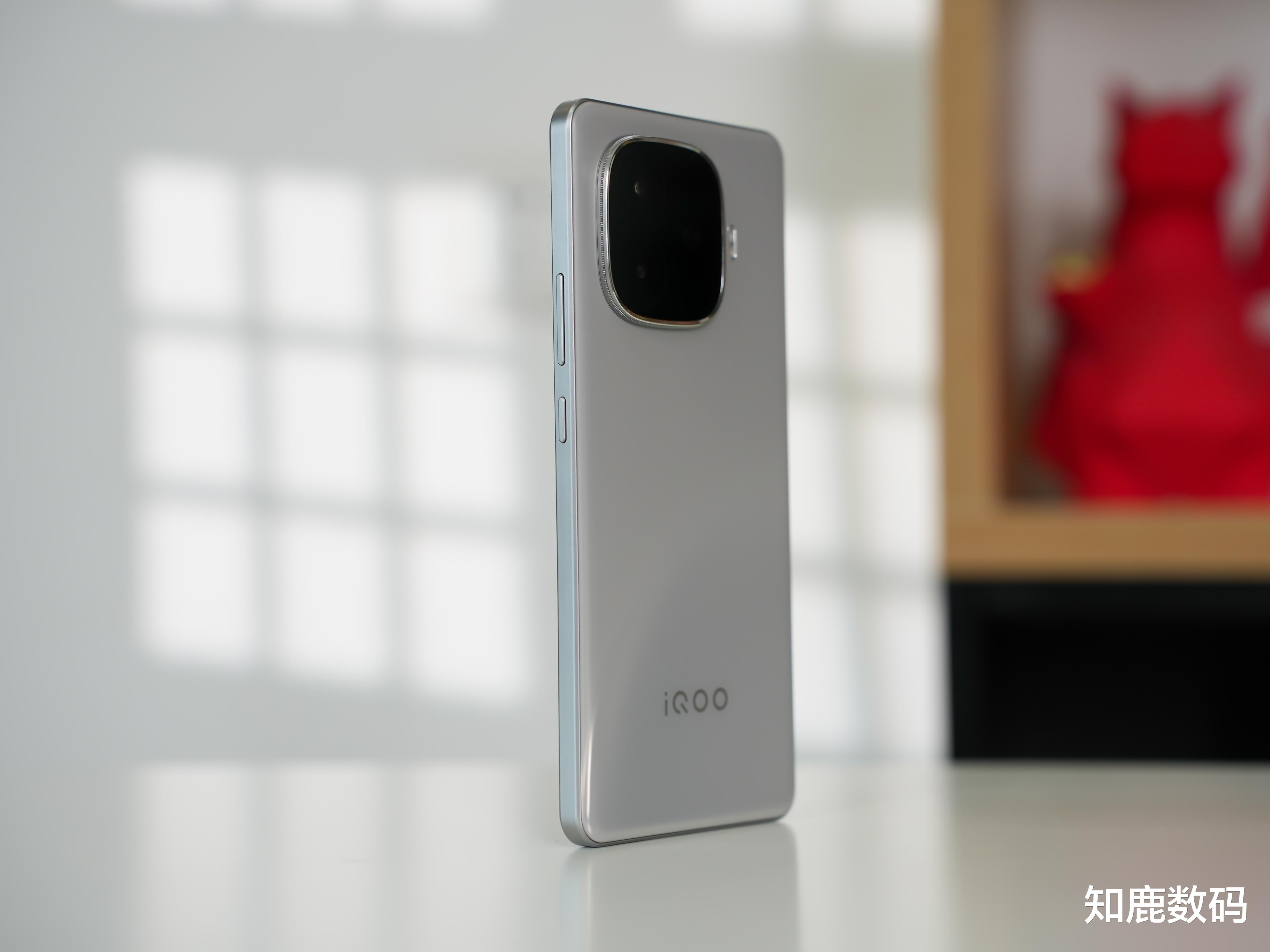 iQOO Z9 Turbo+真机图赏,「月影钛」配色是不是你的菜?