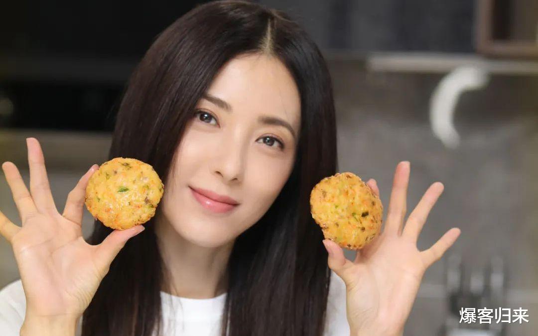 曾黎机场暖心举动,配合小粉丝电话手表合影,展现亲民形象