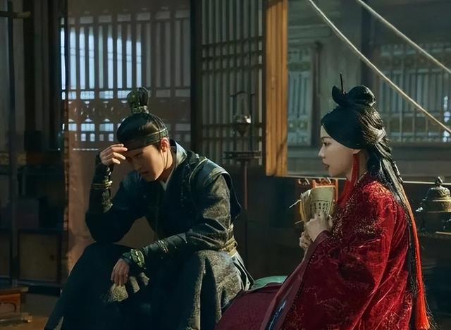 金靖怀孕后独自亮相机场，素颜打扮显孕相，大摇大摆丝毫不矫情！