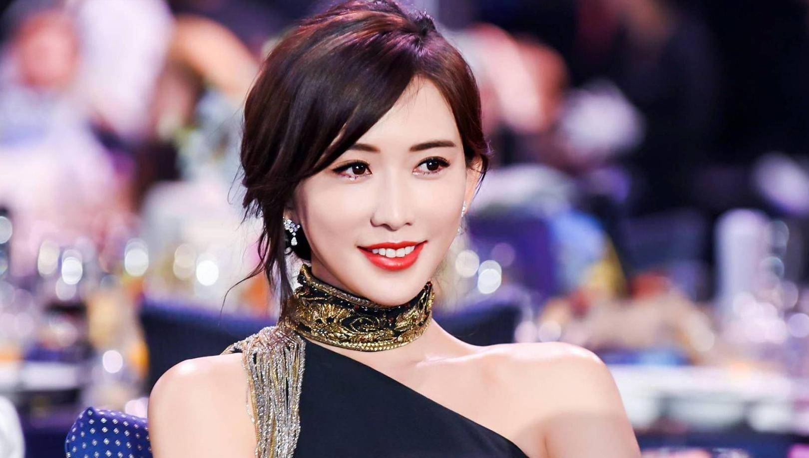 林志玲日式打扮和丈夫出游,写日文拍写真,满满日本妇女风情