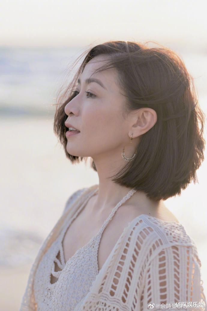 49岁佘诗曼罕晒泳装美照，全身零赘肉A4腰抢镜，容貌身材太抗老