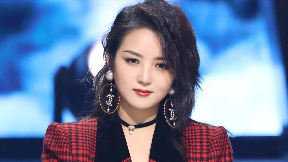 何洁揭秘真相，郭碧婷“忘动作”另有隐情，舞台困境显艺人坚韧