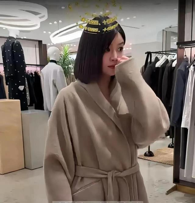 陈妍希在繁华北京街头,购物小挣扎让我们看到真实的她!