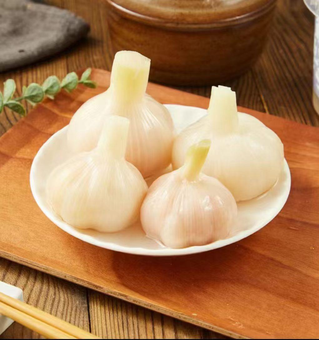 腌糖蒜,别光放糖与醋,记住2点全程,酸甜更脆爽,放1年仍好吃。