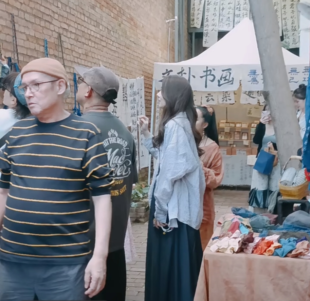 郭碧婷携爸爸在大理被偶遇，试戴路边廉价首饰，吃路边摊好接地气