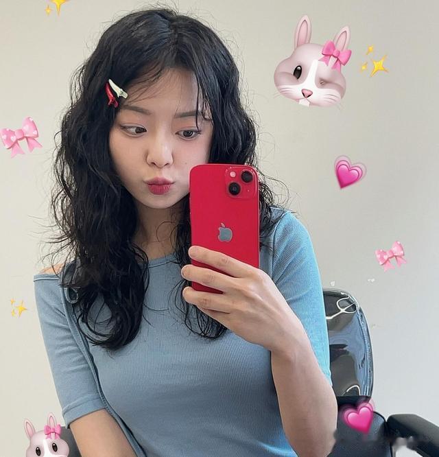 中长发全头烫,卷度不大也不小,洋气时尚不老气