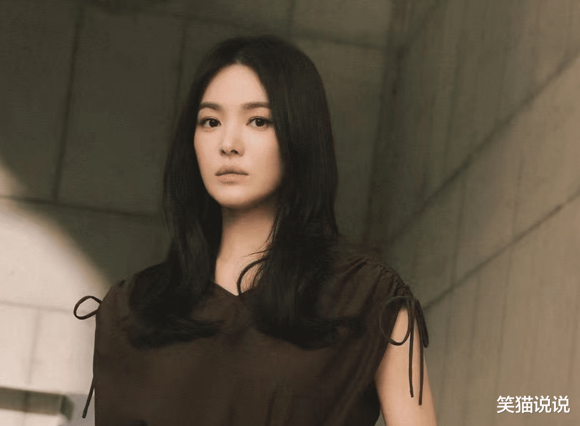 宋慧乔晒照为好友庆生:吻闺蜜头发很有爱,与友人紧靠合照好亲密