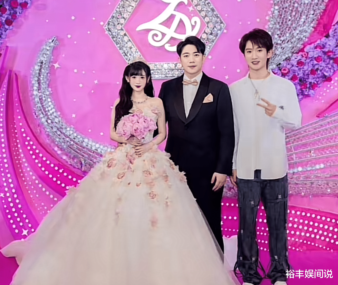 好利来二公子为罗红庆父亲节！亲自制黑天鹅蛋糕，小公主惊喜亮相