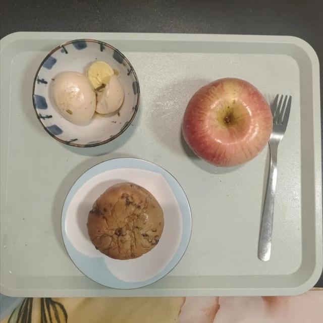 上海女子月入2w不结婚,晒一人餐走红朋友圈,网友:白给我都不吃