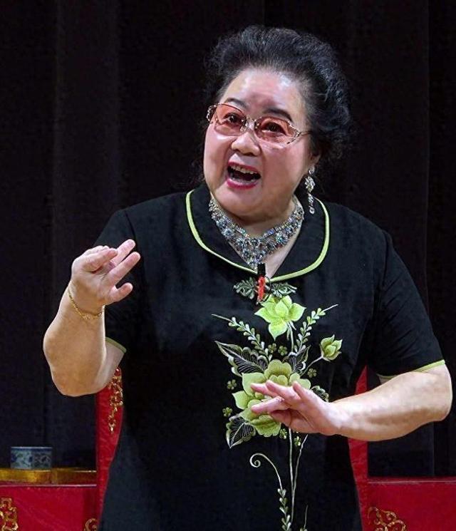 吃里爬外，赴美不归？她带领30名演员选择留美，如今老了回来了