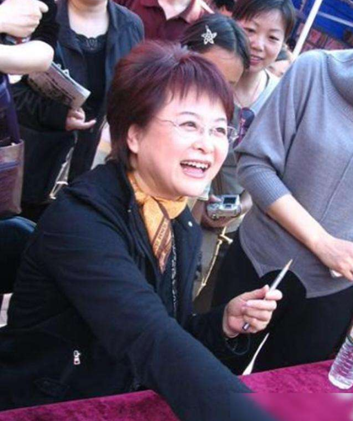 央视肖晓琳: 退休5个月，于美国儿子家死去，临终26字遗言现实写照