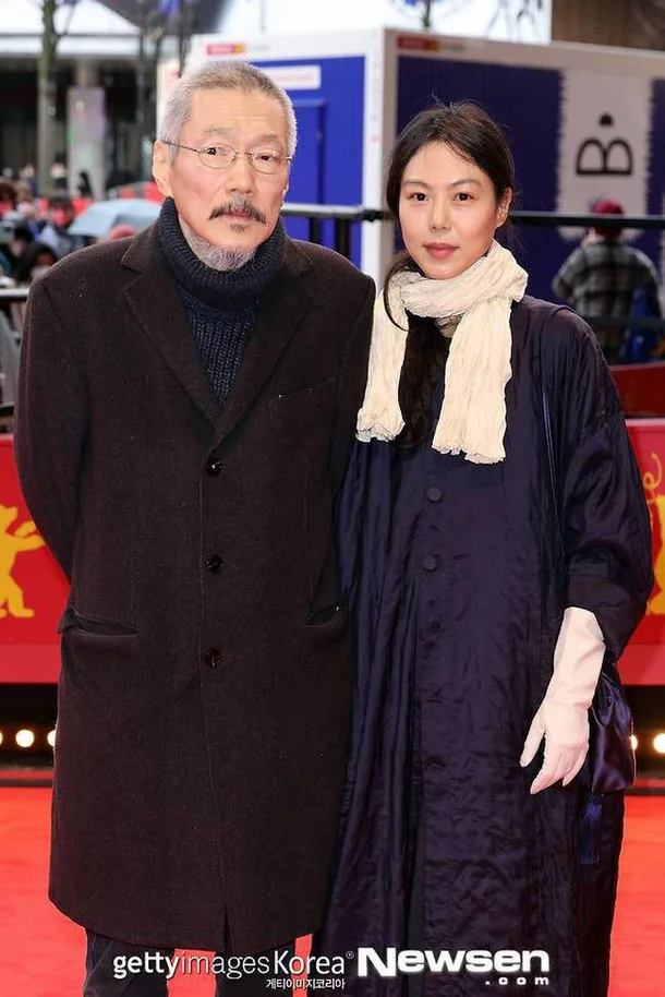 “临产”金敏喜和洪尚秀同行前往德国，“孕肚明显”抢镜