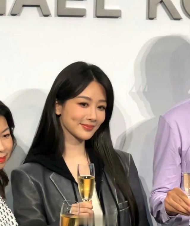 杨紫成都魅力绽放,粉丝高呼:再来十次!