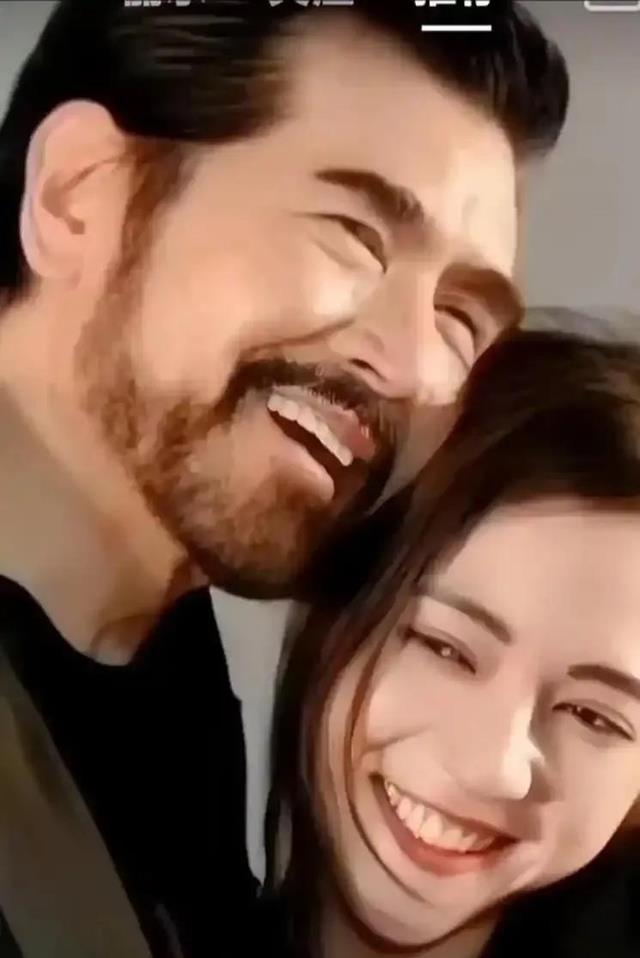 费翔搂着27岁娜然走后台,满头黑发穿夹克超帅气,64岁男友力爆棚!