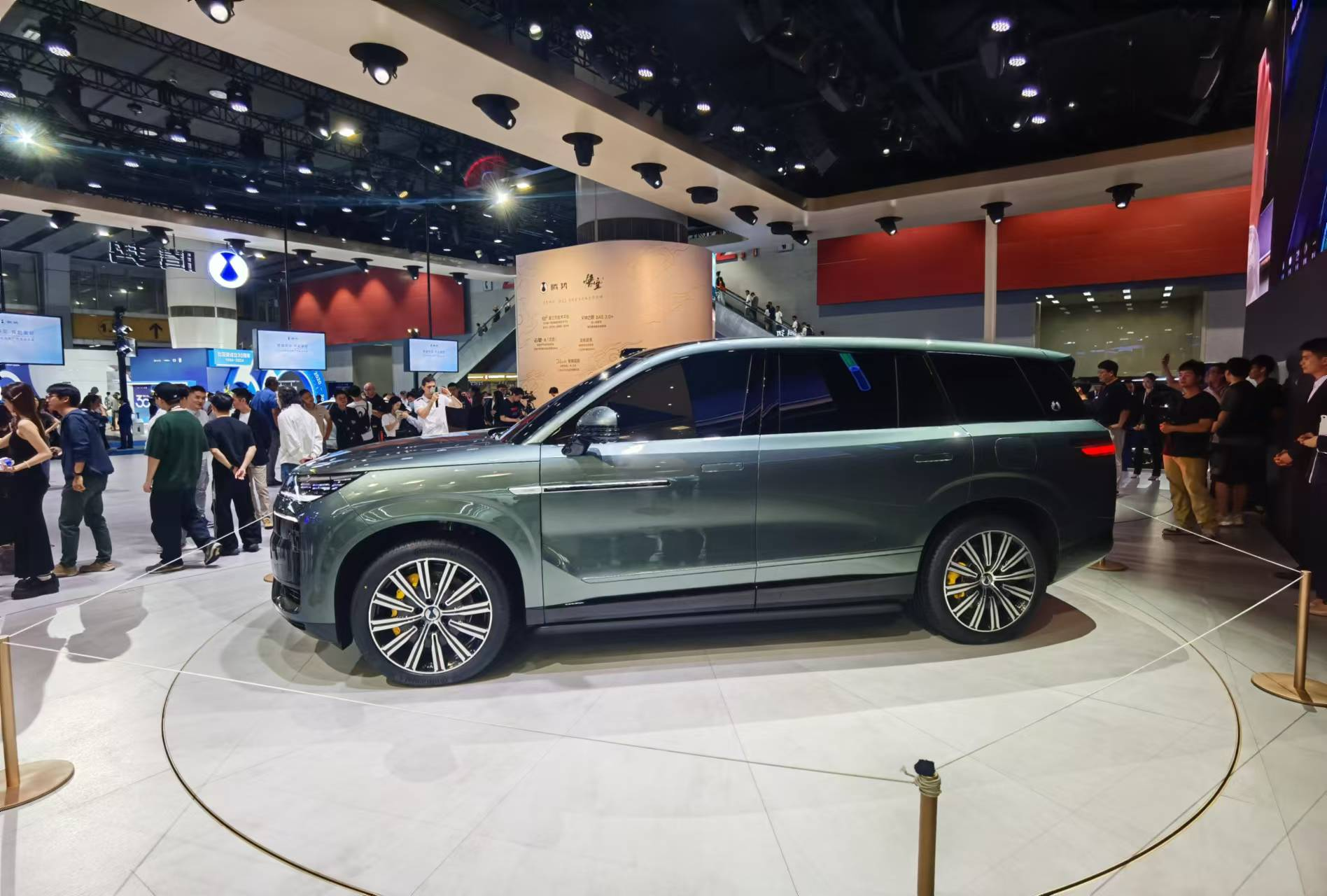 腾势 N9 亮相广州车展：大型 SUV 市场潜力股
