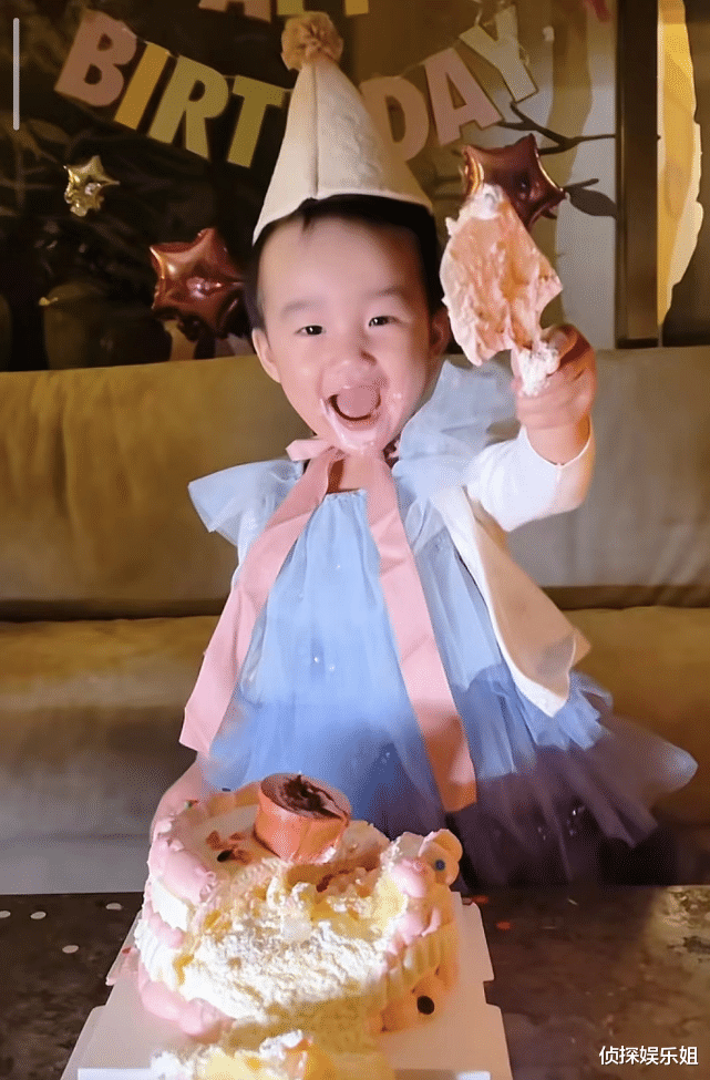 李亚鹏幼女满2岁，夏夏大口吃蛋糕萌态百出，越长越像爸爸超可爱
