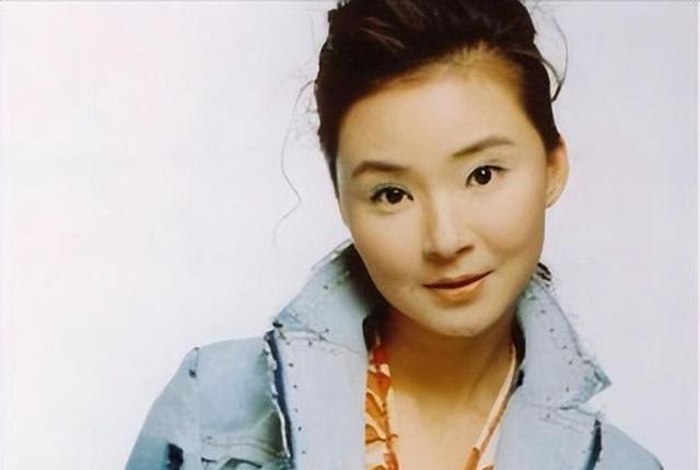 带着儿子倒贴嫁给张译,如今17年过去,才知道她嫁的有多值