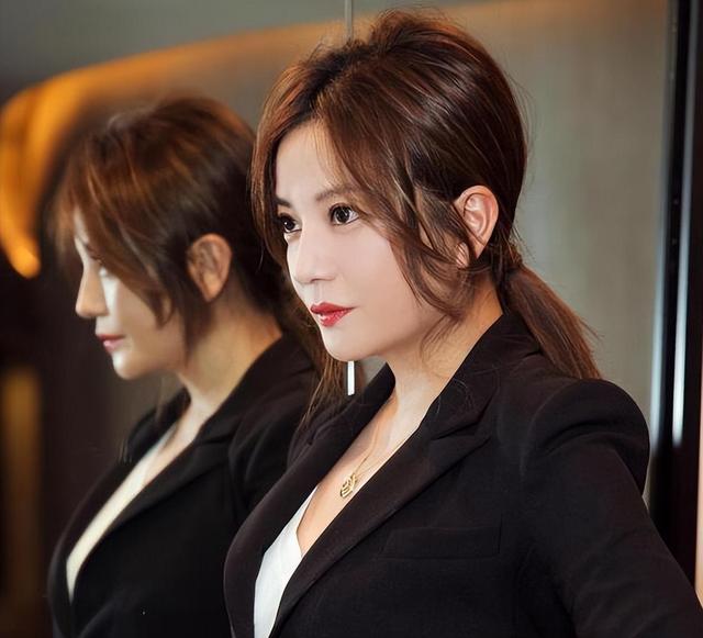 赵薇母亲魏启颖:儿媳妇卷走5.2亿,女儿彻底封杀,丈夫也去世