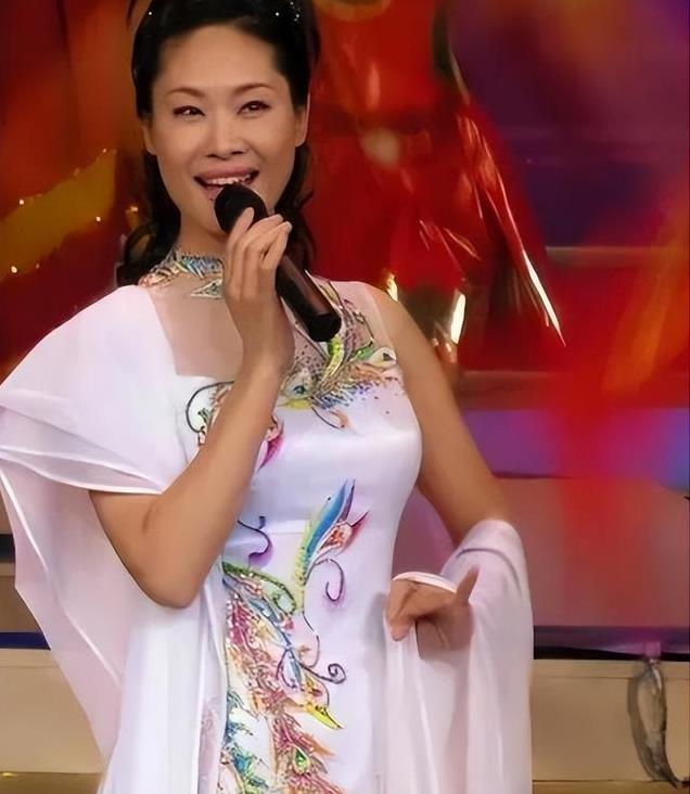 57岁于文华现状,住在农村自建房,裙子拖地喂土狗,曾遭前夫背叛