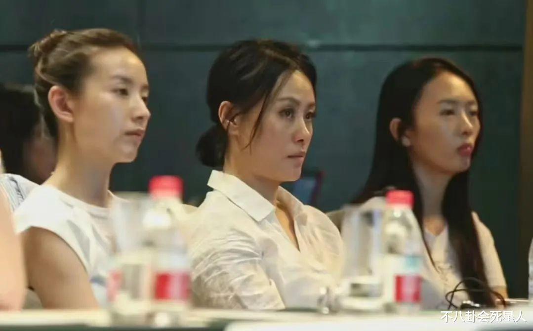 44岁董洁与49岁周迅同框,天然脸与医美脸区别一目了然