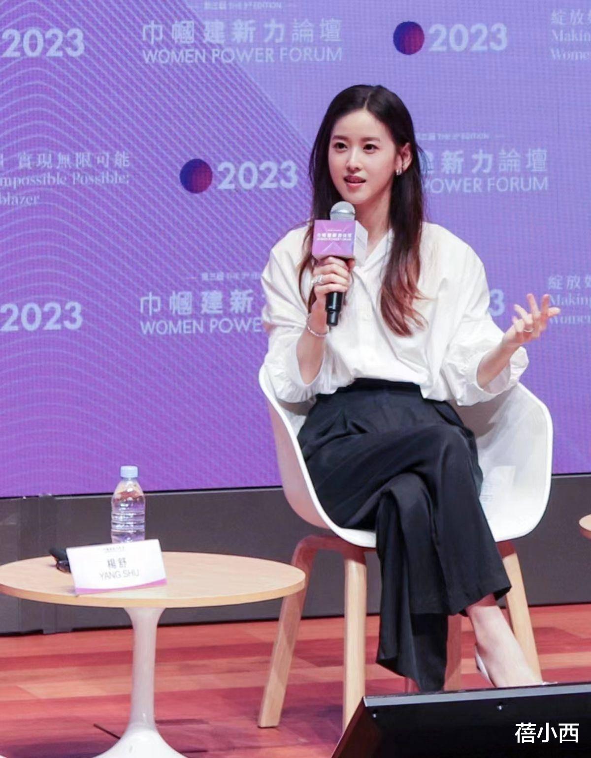 富商老婆章泽天品味开挂，穿白衬衫+阔腿裤，中长发型气质惊艳