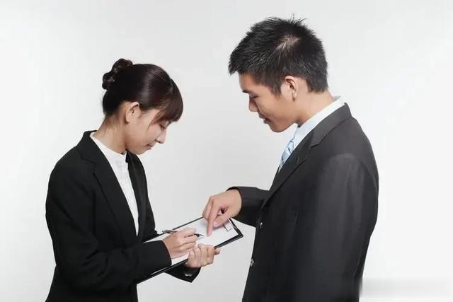 单位里,异性同事若发展为情人,大多是从这些细节开始的