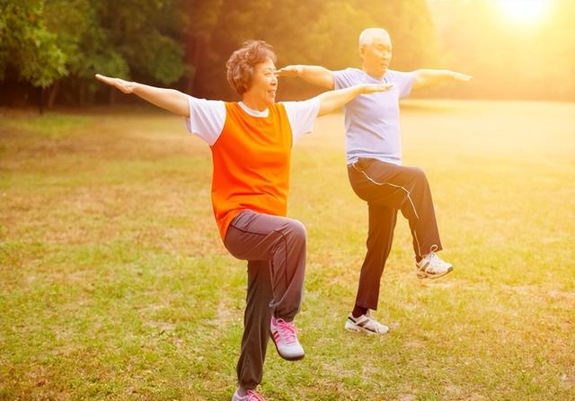 51岁女子腿疼以为劳累过度,半年后去世,医生叹气:很多人不在意